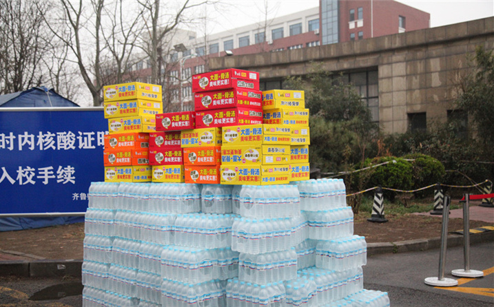 2月25日，山東金格瑞機械有限公司派代表來到齊魯師范學院捐贈防疫物資，保障校園防疫物品備足備齊，助力學校的疫情防控工作。