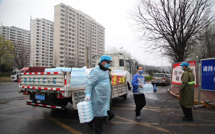 2月25日，山東金格瑞機械有限公司派代表來到齊魯師范學院捐贈防疫物資，保障校園防疫物品備足備齊，助力學校的疫情防控工作。