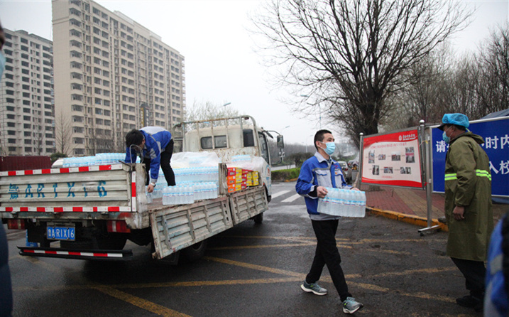 2月25日，山東金格瑞機械有限公司派代表來到齊魯師范學院捐贈防疫物資，保障校園防疫物品備足備齊，助力學校的疫情防控工作。