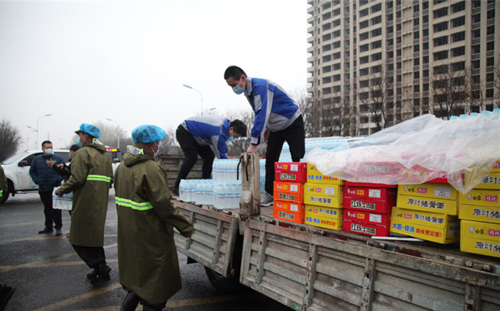 2月25日，山東金格瑞機械有限公司派代表來到齊魯師范學院捐贈防疫物資，保障校園防疫物品備足備齊，助力學校的疫情防控工作。