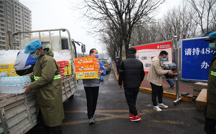 2月25日，山東金格瑞機械有限公司派代表來到齊魯師范學院捐贈防疫物資，保障校園防疫物品備足備齊，助力學校的疫情防控工作。