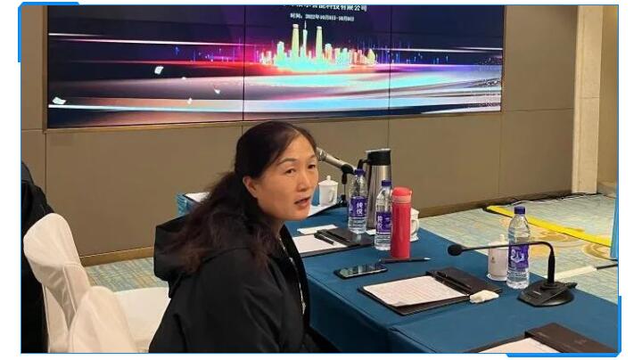 集團(tuán)財務(wù)總監(jiān)劉清華在聽取了銷售部門的數(shù)據(jù)對比與銷售人員的分析后，她提出應(yīng)該加強客戶的銷售服務(wù)